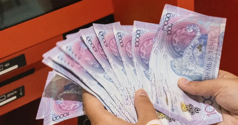 Банки начнут передавать налоговикам сведения о движении денег по счетам казахстанцев