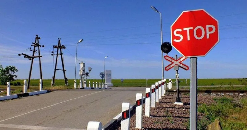 Легковушка столкнулась с пассажирским поездом на юге Казахстана: в КТЖ рассказали подробности