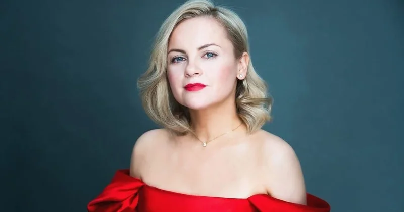 Игорю повезло : жена Николаева в роскошном красном платье восхитила пользователей Сети