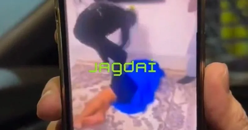 Жестокое избиение лежащего на полу мужчины сняли на видео в Атырау