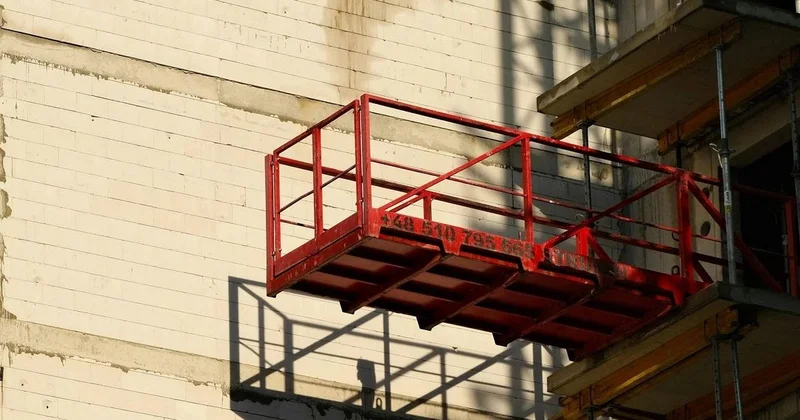 Люлька сорвалась с 20 метровой высоты: обвиняемых в гибели двух человек осудили в Темиртау