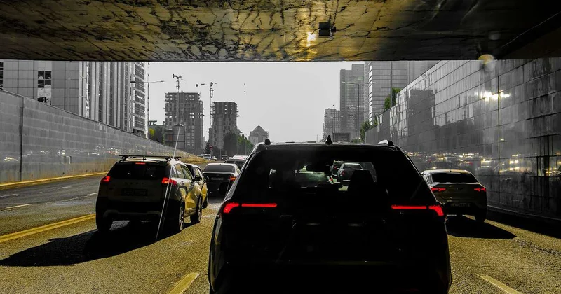 Обязать агрегаторов такси страховать пассажиров и водителей требует депутат