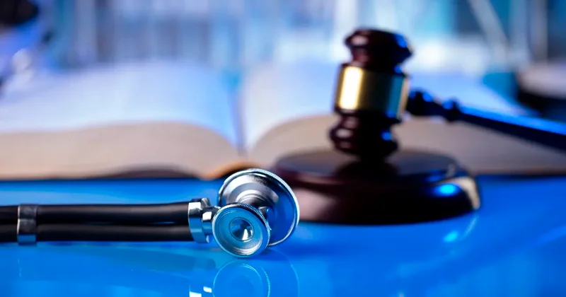 В Балхаше суд признал врача виновным в смерти пациентки, но освободил от наказания