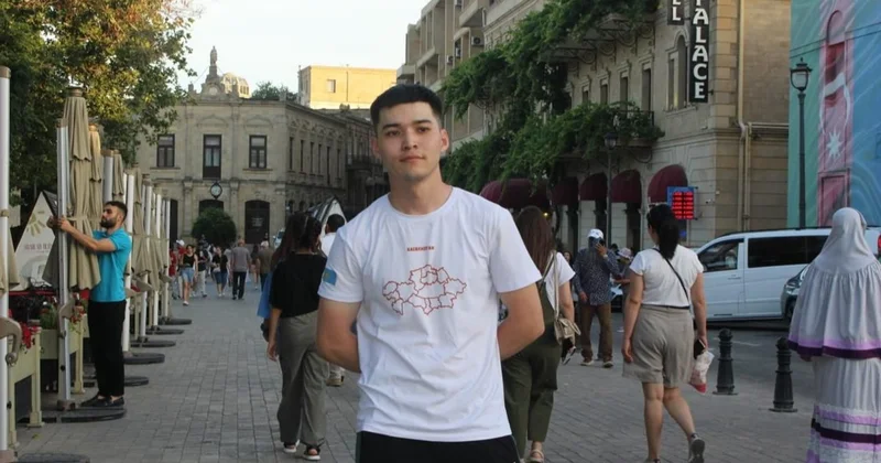 Алты тіл білетін полиглот Өскеменде кітапханашы болып жұмыс істеп жүр