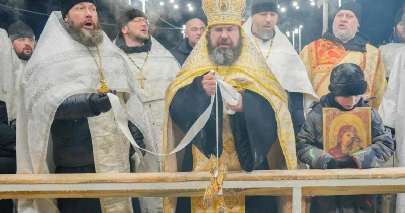 Крещение в столице: сотни горожан окунулись в прорубь