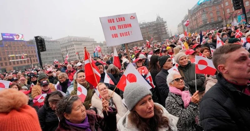 Гренландия сатылмайды АҚШ жоспарына қарсы мыңдаған адам көшеге шықты