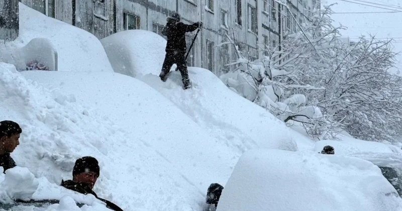Аномальные снегопады на Камчатке привели к челленджу с массовыми прыжками из окон