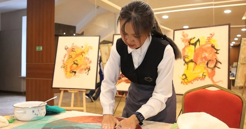 Шығысқазақстандық әйел киіз басып, ұлттық өнерді ұлықтап жүр