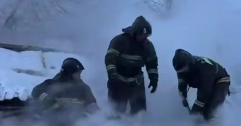 Қостанайда құтқарушылар жанып жатқан үйден газ баллонын алып шықты