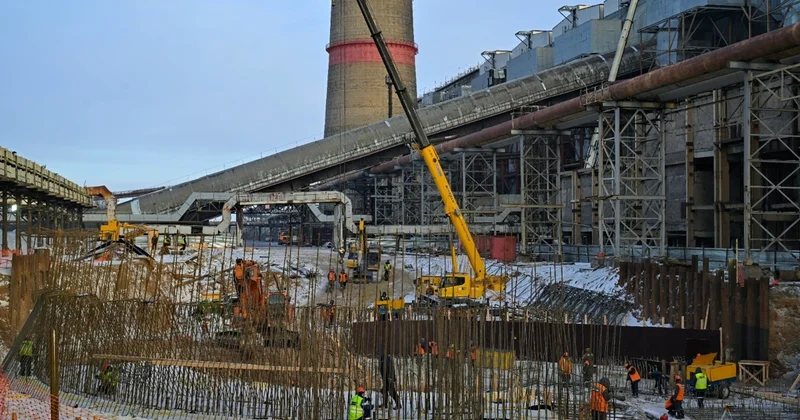 Екібастұздағы МАЭС 1 стансасында ақау шыққан мұржаның жанына жаңасы тұрғызылып жатыр