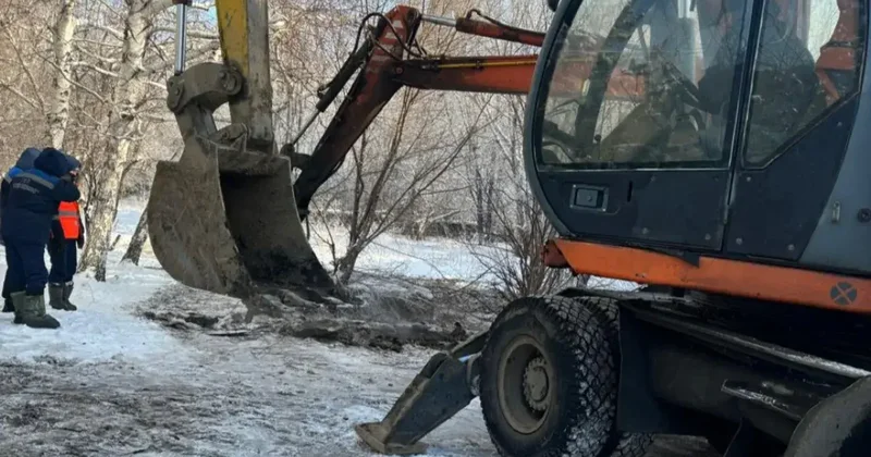 Две аварии на водопроводе устраняют в Усть Каменогорске в 30 градусный мороз, более 2000 жителей остались без воды