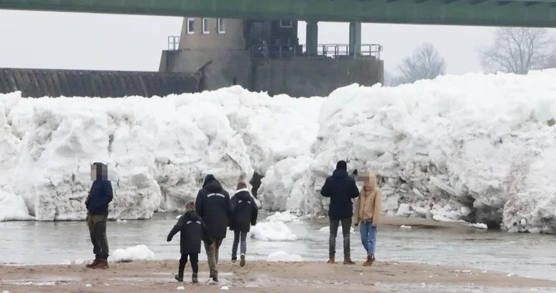 Гамбургте Эльбада алып мұз таулары үйіліп қалды