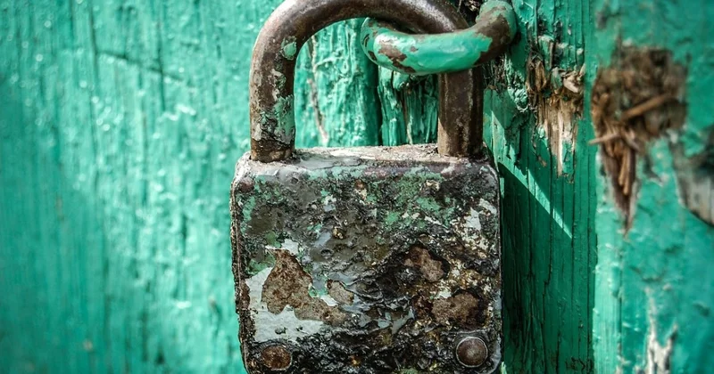 Теплые остановки закрыты на замок в мороз в Семее