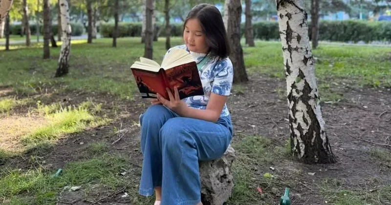 Смартфонға, теледидарға телмірмейді : елордалық жеткіншек 850 кітап оқыған