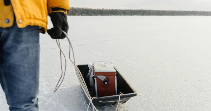 Руки в двух лунках: рыбак застрял на льду в Астане (видео)