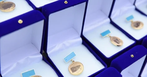 Выпускницы школы оспорили отказ в Алтын белгі и выиграли суд в Атырау