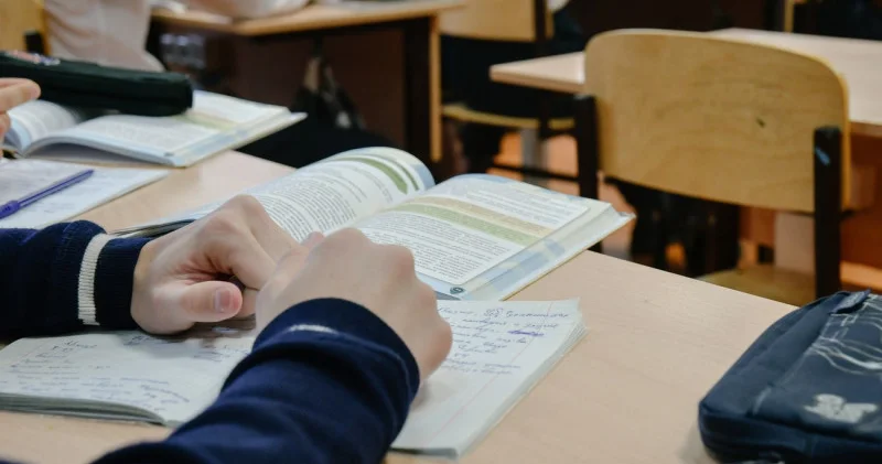 Алматы облысында партаның үстіне секірген оқушы сот алдында жауап берді