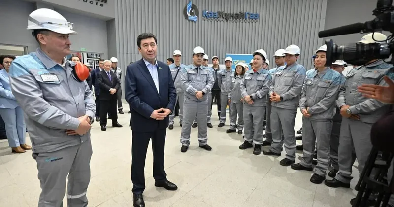 Работники крупного нефтеперерабатывающего завода "КазМунайГаза" поддержали проект новой Конституции