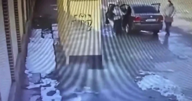 Таразда ер адамдар 13 жастағы қызды ұрлап әкетпек болған видео