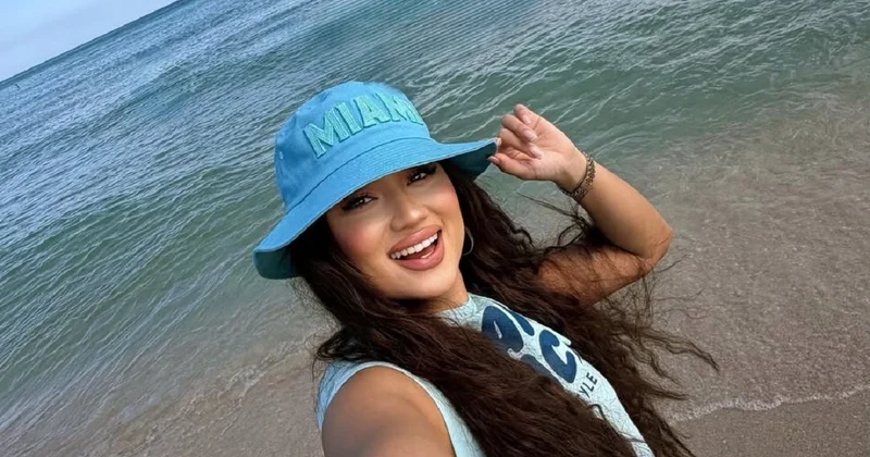 Анара Батырхан в топе и шортах попозировала на улицах Майами