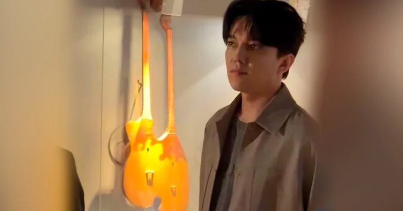 Димаш Құдайберген Алматыдағы музейге атасының домбырасын сыйға тартты