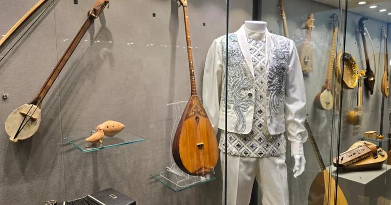 Домбра, с которой все началось: фоторепортаж с открытия выставки Димаша в Алматы