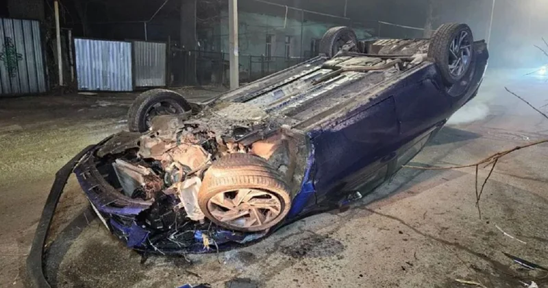 Пьяный водитель врезался в дерево и перевернул машину в Алматы (фото)