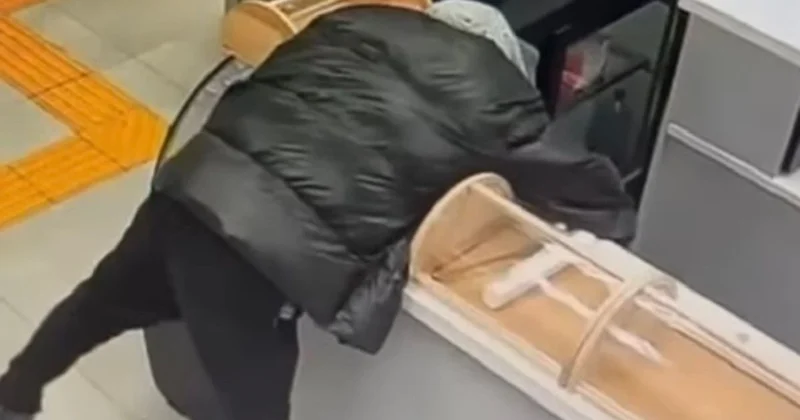 Проник за рабочий стол: кража в медучреждении попала на видео в Астане (видео)