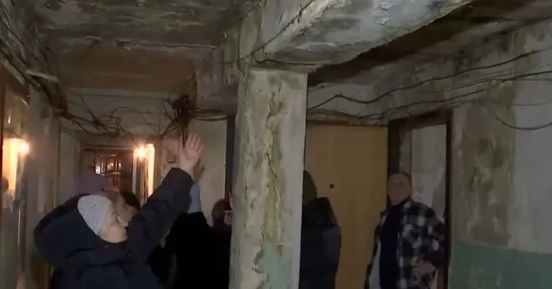 Жильцы аварийного общежития в Актобе просят расселить их из опасного дома