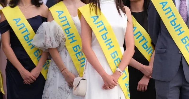 Две выпускницы закончили школу с отличием, но им отказали в присуждении Алтын белгі