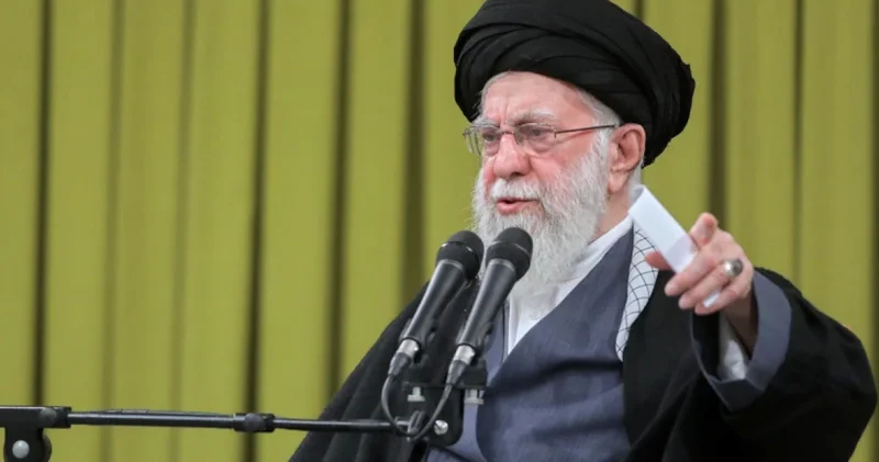 Иранның рухани көсемі Әли Хаменеи: Әлемдегі ең күшті әскердің өзі кейде орнынан тұра алмайтындай шапалақ жеуі мүмкін