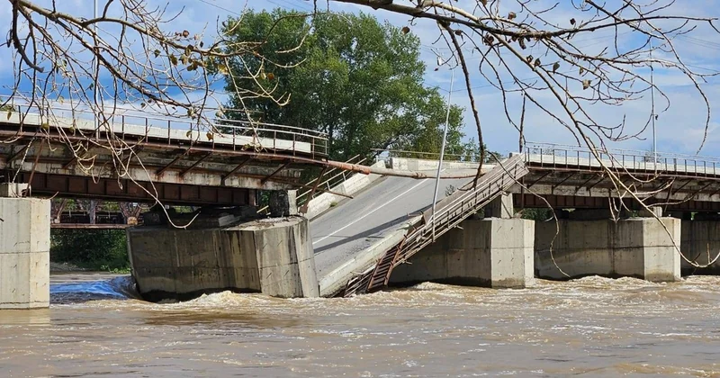 Өскеменде қираған Шнайдер көпірі демонтаждалып жатыр