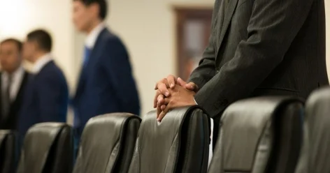 Наркотики, алкоголь и азарт: за дискредитацию госслужбы усилят ответственность