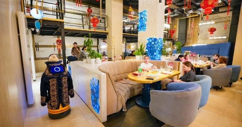 Елордалық мейрамханада қонақтарды шапан киген робот қарсы алды