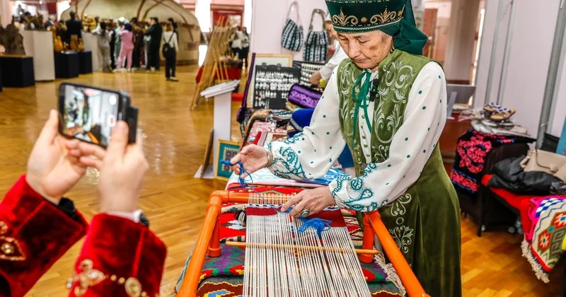 Киіз басудан зергерлік өнерге дейін: Алматыда қолөнерден фестиваль өтіп жатыр