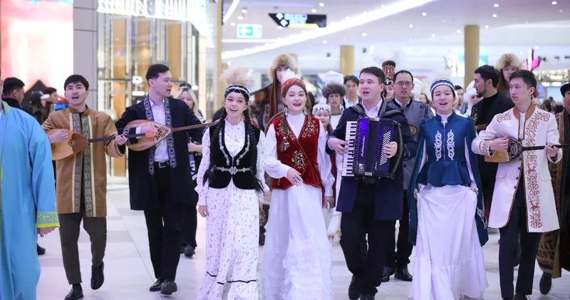 Ұлттық киім шеруі: Елордалық тұрғындар дәстүрлі киіммен көпшілікті тәнті етті