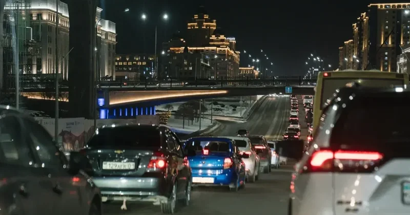 В Казахстане водителей штрафуют за объезд сломанных авто через сплошную