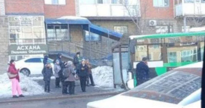 Автобус врезался в остановку в Астане
