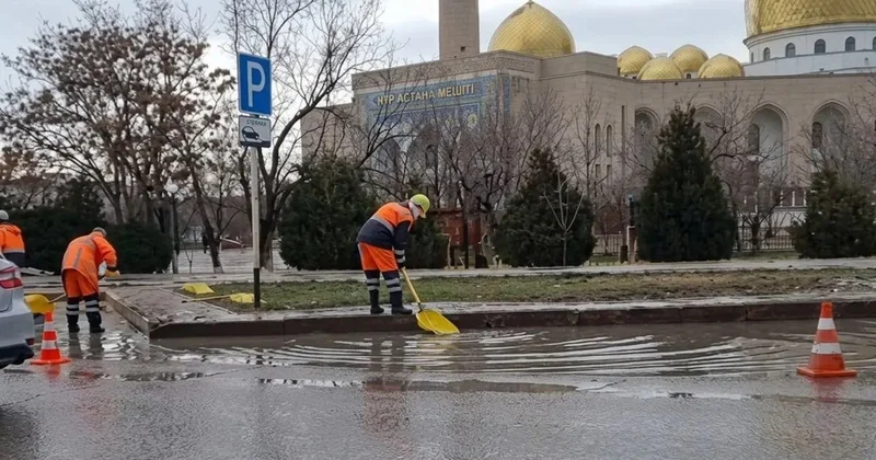 Позор городу : рабочим из Актау пришлось чистить дорогу от воды лопатами и без техники (видео)