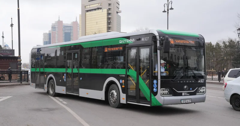 Астанада автобус аялдамаға соғылды: видео