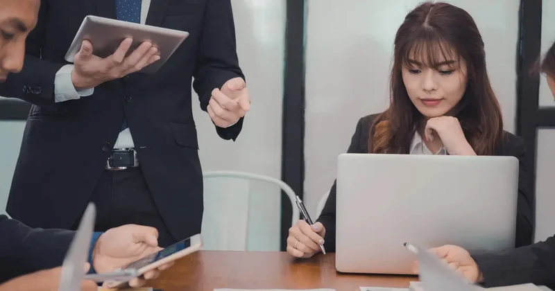 Госслужащим в Казахстане будут повышать зарплаты как минимум раз в три года