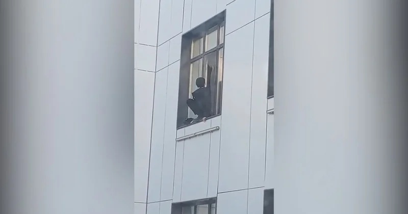 ​BINOM да оқушы қызды жаралаған жасөспірім терезеден секірмек болған