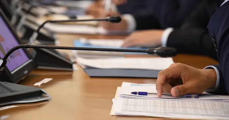 Депутат мемлекеттік қызметшілерге жұма күні демалыс беруді ұсынды