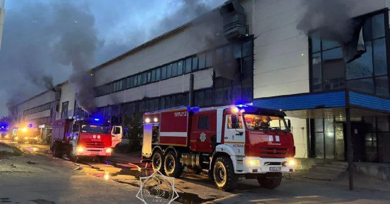 Автосервис загорелся в Алматы