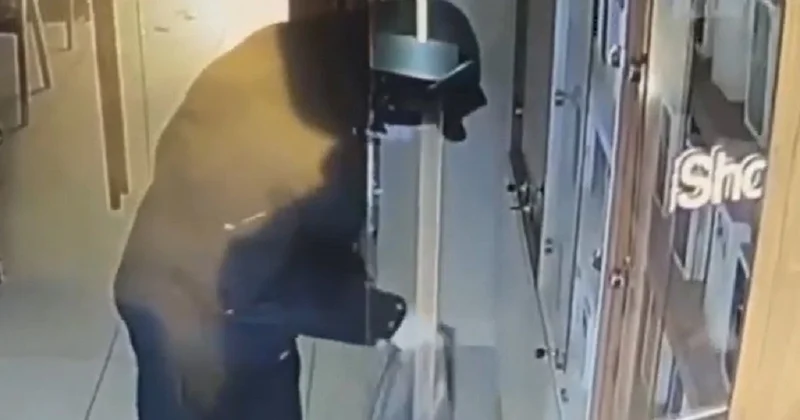 В маске и с молотком: мобильные телефоны на 15 млн тенге вынесли из магазина в Актобе (видео)