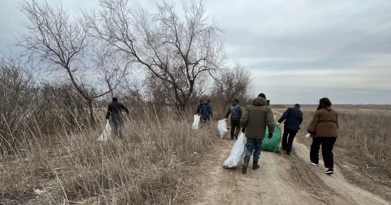 Атырауда Жайық жағалауы тазартылды: бір күнде 630 кг қоқыс жиналды