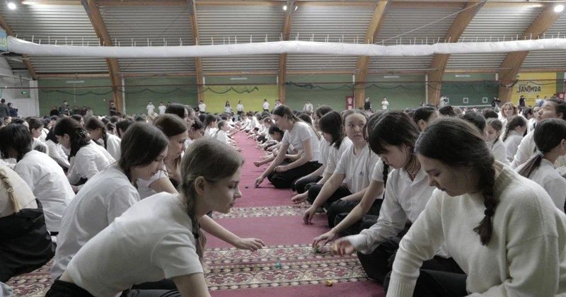 1500 школьников одновременно сыграли в Бес асық в Кокшетау