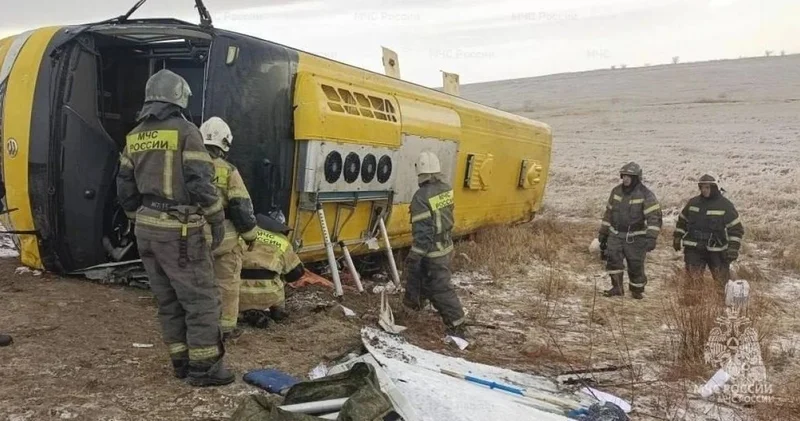 Автобус с иностранцами перевернулся в Забайкалье: один человек погиб, 12 пострадали