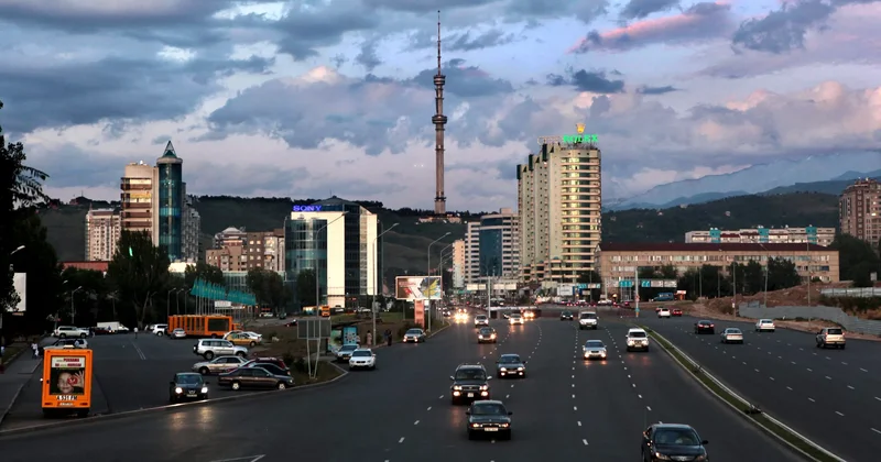 Полиция Алматыдағы Әл Фараби даңғылында апатты жағдай туындатқан бір топ жүргізушіні ұстады