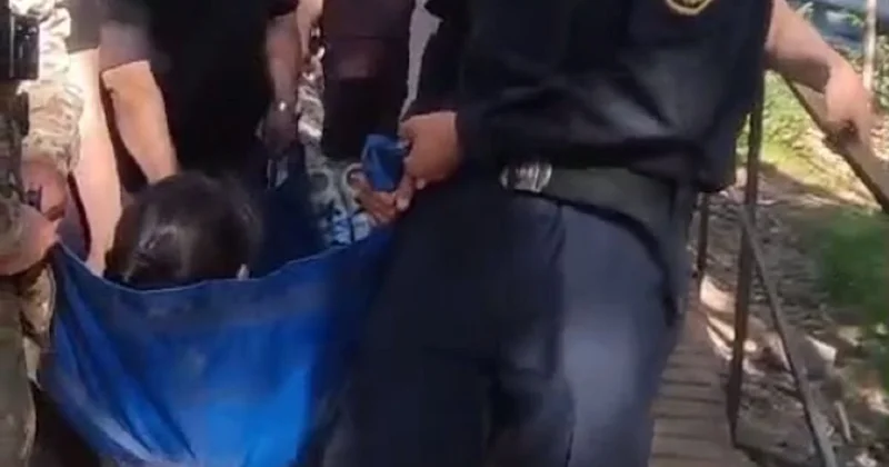 Девушку унесли на носилках со смотровой площадки в Бурабае из за травмы (видео)